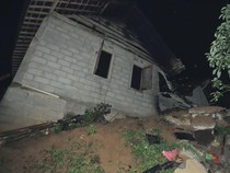 Tanah Longsor Timpa Rumah Warga di Blitar, 3 Orang Luka
