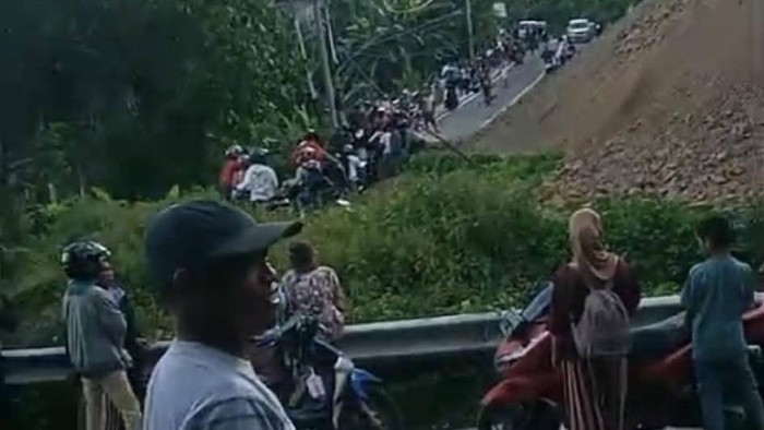 Longsor menimbun jalan trans Sulawesi di Bone Bolango hingga memicu kemacetan.