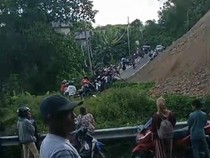 Longsor Timbun Jalan Trans Sulawesi di Bone Bolango, Lalin Macet 1 Km