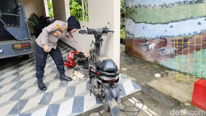 Kapolsek Grabag, AKP Diyah Ayu Ida, menunjukkan motor maling entok yang ringsek usai tabrak pohon kelapa di Grabag, Purworejo, Kamis (23/10/2025).
