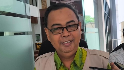 Mantan Kadikbud NTB, Aidy Furqon, saat ditemui di depan Kejati NTB seusai diperiksa penyidik Jampidsus Kejagung, Kamis (23/10/2025). (Abdurrasyid Efendi/detikBali)
