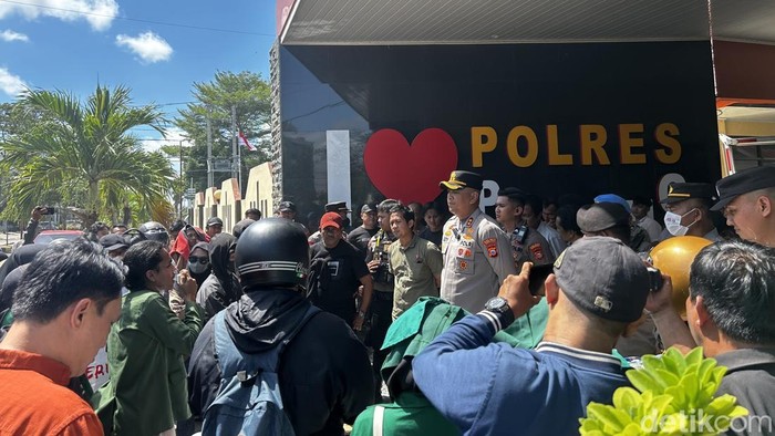 Massa mahasiswa demo terkait kelangkaan BBM subsidi di Pinrang.