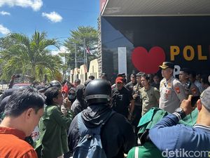 Mahasiswa Demo di Depan Polres Pinrang Desak Kelangkaan BBM Diselidiki