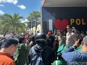 Mahasiswa Demo di Depan Polres Pinrang Desak Kelangkaan BBM Diselidiki