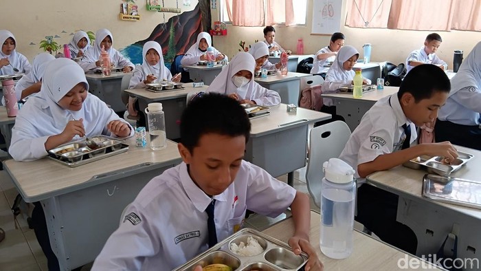 Siswa SMPN 33 Palembang antusias makan MBG karena bisa request.