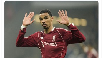 Hugo Ekitike mencetak gol tapi tidak merayakan karena Eintracht Frankfurt mantan klubnya, eh Isak juga tidak mau mencetak gol sama sekali. Foto: X.com