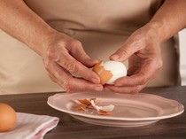 Auto Mulus! 5 Tips Mudah dan Cepat Mengupas Telur Rebus