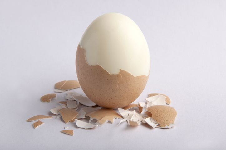 Mengupas telur rebus