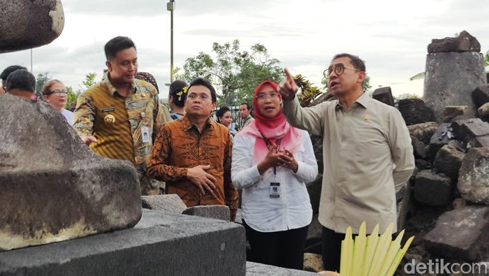 Menteri Kebudayaan Fadli Zon saat berkunjung ke Candi Plaosan, Klaten, Kamis (23/10/2025).