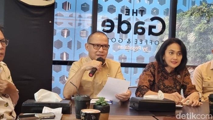 Menteri P2MI Mukhtarudin dan Wamen P2MI Christina Aryani. Taufiq/detikcom)