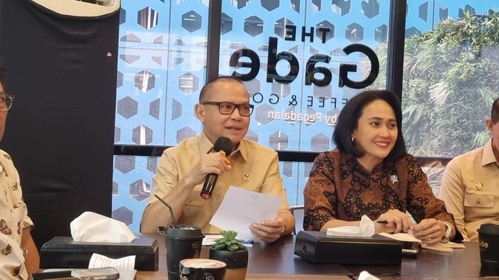 Menteri Pelindungan Pekerja Migran Indonesia (P2MI) Mukhtarudin  (kiri)