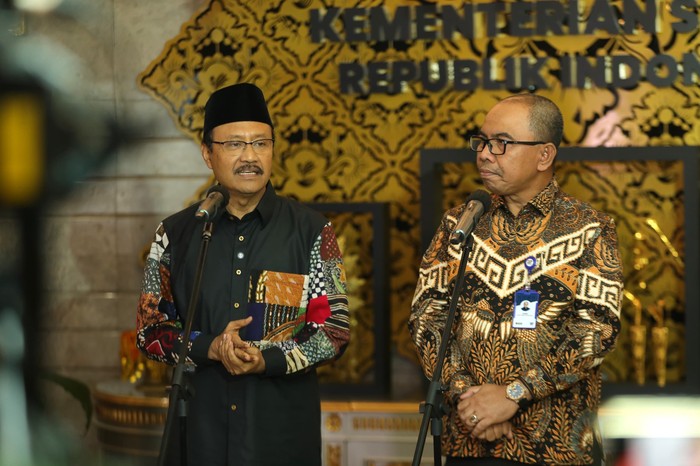 Menteri Sosial Saifullah Yusuf (Gus Ipul) dan Direktur Utama PT Pos Indonesia Haris saat konferensi pers di Kantor Kemensos, Jakarta Pusat, Kamis (23/10/2025).