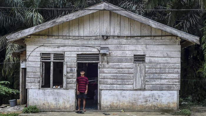 Mimpi Sekolah Anak Suku Batin Sembilan Terbentur Jalan Rusak dan Keterbatasan Warga mengendarai sepeda motor melintasi jalan rusak di kawasan Trans Sosial Suku Batin Sembilan, Muaro Singoan, Batang Hari, Jambi, Rabu (22/10/2025). Sekitar 90 persen jalan penghubung warga di salah satu desa terisolir di Kabupaten Batang Hari tersebut masih berupa jalan tanah dan campuran kerikil di beberapa titik. ANTARA FOTO/Wahdi Septiawan