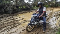 Sekitar 90 persen akses jalan penghubung di kawasan tersebut masih berupa tanah dan kerikil, sehingga sulit dilalui, terutama saat musim hujan. ANTARA FOTO/Wahdi Septiawan