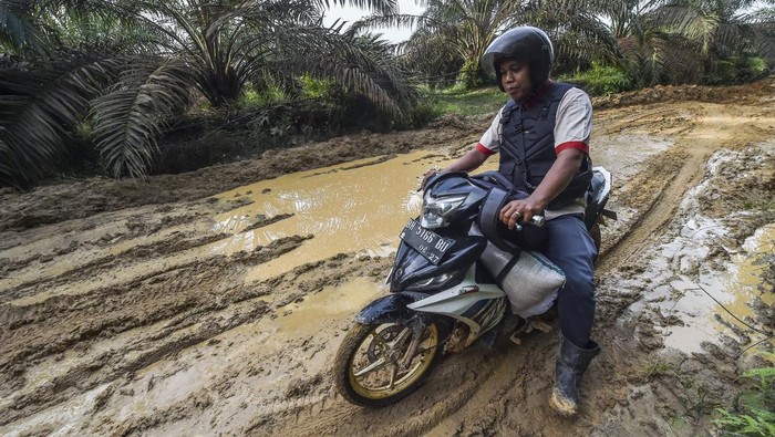 Mimpi Sekolah Anak Suku Batin Sembilan Terbentur Jalan Rusak dan Keterbatasan Warga mengendarai sepeda motor melintasi jalan rusak di kawasan Trans Sosial Suku Batin Sembilan, Muaro Singoan, Batang Hari, Jambi, Rabu (22/10/2025). Sekitar 90 persen jalan penghubung warga di salah satu desa terisolir di Kabupaten Batang Hari tersebut masih berupa jalan tanah dan campuran kerikil di beberapa titik. ANTARA FOTO/Wahdi Septiawan