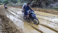 Untuk mencapai sekolah, para pelajar harus menempuh perjalanan panjang melewati jalan berlumpur dan berbatu. ANTARA FOTO/Wahdi Septiawan