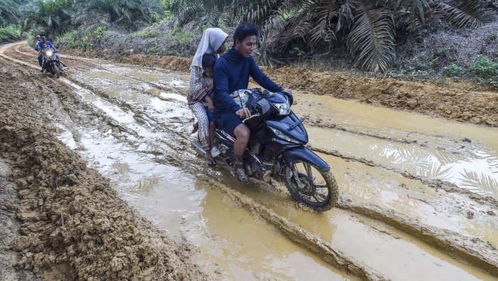Warga mengendarai sepeda motor melintasi jalan rusak di kawasan Trans Sosial Suku Batin Sembilan, Muaro Singoan, Batang Hari, Jambi, Rabu (22/10/2025). Sekitar 90 persen jalan penghubung warga di salah satu desa terisolir di Kabupaten Batang Hari tersebut masih berupa jalan tanah dan campuran kerikil di beberapa titik. ANTARA FOTO/Wahdi Septiawan