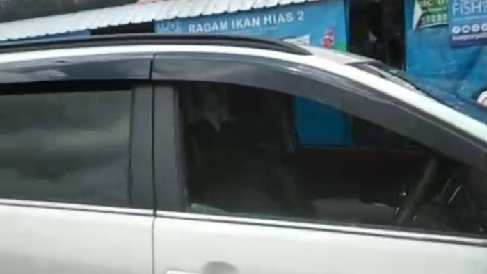 Mobil yang mengalami pecah kaca di Blitar