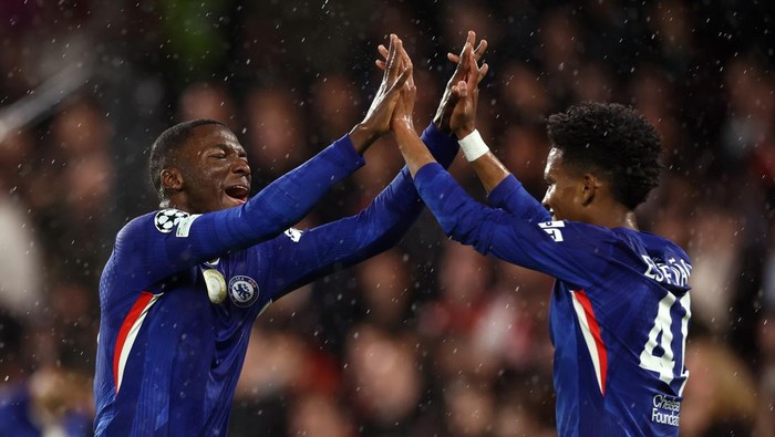 LONDON, ENGLAND - OCTOBER 22: Moises Caicedo of Chelsea celebrates the second goal with Estevao Willian during the UEFA Champions League 2025/26 League Phase MD3 match between Chelsea FC and AFC Ajax at Stamford Bridge on October 22, 2025 in London, England. (Photo by Jacques Feeney/Offside/Offside via Getty Images)