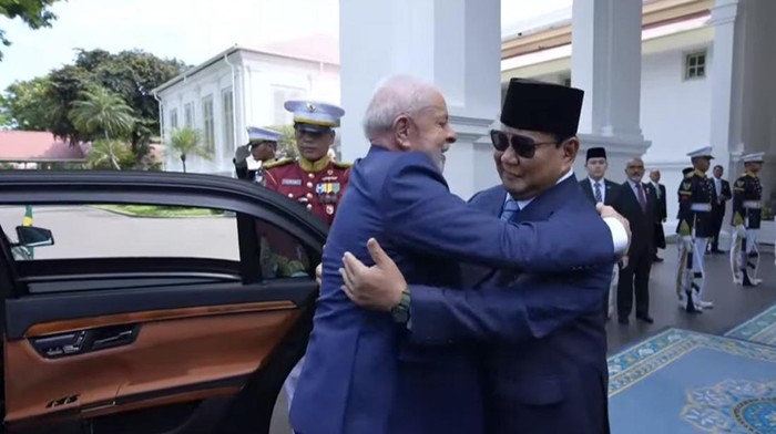 Momen Prabowo peluk Presiden Brasil Luiz Inácio Lula da Silva di Istana Merdeka, Jakarta