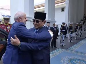 Pelukan Prabowo Sambut Kedatangan Presiden Brasil di Istana Jakarta