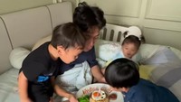 Kejutan juga diberikan oleh ketiga anak yang masih kecil-kecil. Foto: Instagram @daehoon_na