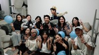 Meski tidak ada sosok istrinya, Julia Prastini atau akrab disapa Jule, Na Daehoon di kelilingi sahabat dan keluarga. Na Daehoon tetap bisa tertawa di tengah orang-orang yang menyayanginya. Foto: Instagram @daehoon_na