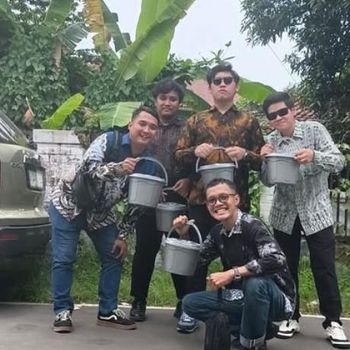 Nikahan Viral Pengantin di Tegal, Jawa Tengah ini memberikan buah tangan yang unik berupa ember untuk tamu undangan. Unggahan tersebut langsung viral dan menjadi sorotan warganet.