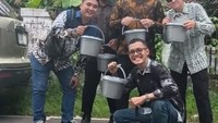 Viral Pengantin di Tegal Berikan Souvenir Ember ke Tamu, Isinya Bikin Kaget Viral Pengantin di Tegal Berikan Souvenir Ember ke Tamu, Isinya Bikin Kaget