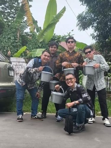 Nikahan Viral Pengantin di Tegal, Jawa Tengah ini memberikan buah tangan yang unik berupa ember untuk tamu undangan. Unggahan tersebut langsung viral dan menjadi sorotan warganet.