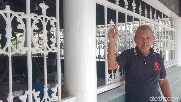 Paiman, teman masa kecil Ki Anom Suroto saat datang di makam Juwiring, Klaten, Kamis (23/10/2025).