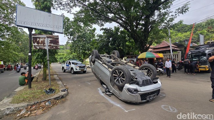 Pajero terbalik dihantam truk gas LPG