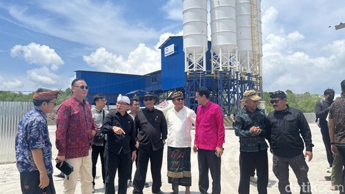 Pansus TRAP DPRD Bali menyidak pabrik beton di Jalan Bypass I Gusti Ngurah Rai, Denpasar, Kamis (23/10/2025). (Rizki Setyo)