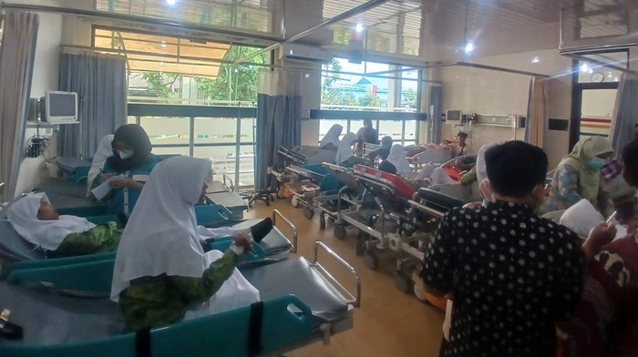 Pelajar MTS Al-Khalifah saat menjalani perawatan.
