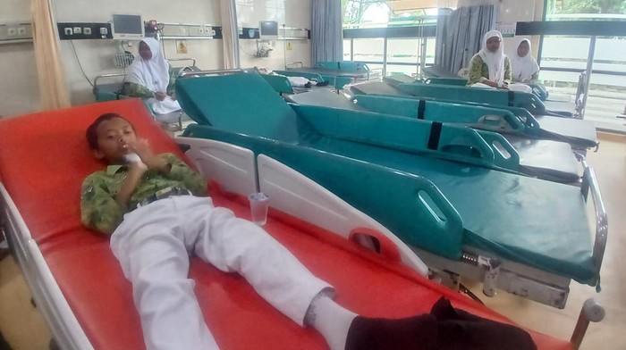 Pelajar MTS Al-Khalifah saat menjalani perawatan.