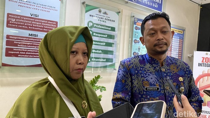 Kepala SMAN 11 Semarang, Rr Tri Widiyastuti (kiri) dan Sekretaris Disdikbud Jateng, Syamsudin Isnaini (kanan) di Kantor Disdikbud Jateng, Kecamatan Semarang Tengah, Kota Semarang, Kamis (23/10/2025).