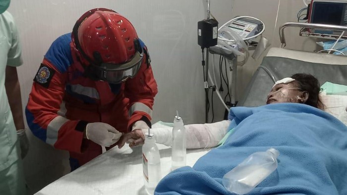 Pemadam kebakaran membuka cincin korban kebakaran di Pademangan, Jakarta Utara, karena jari korban membengkak.