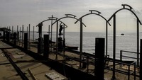 Proyek ini merupakan bagian dari program rehabilitasi dan peningkatan fasilitas pelabuhan yang dikerjakan oleh Direktorat Jenderal Perhubungan Laut Kementerian Perhubungan. Pelabuhan Semut Ternate menjadi salah satu pelabuhan penting bagi mobilitas logistik dan penumpang di kawasan Maluku Utara. ANTARA FOTO/Andri Saputra