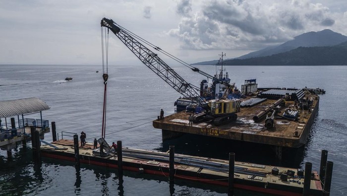 Pekerja menyelesaikan proyek pembangunan dermaga di Pelabuhan Armada Semut Mangga Dua Ternate, Maluku Utara, Kamis (23/10/2025). Direktorat Jenderal Perhubungan Laut Kementerian Perhubungan merehabilitasi dermaga yang rusak denganpemasangan sebanyak 52 titik tiang pancang serta sepuluh unit dermaga ponton dengananggaran sebesar Rp27,9 miliar dan ditargetkan rampung pada Desember 2025 mendatang. ANTARA FOTO/Andri Saputra