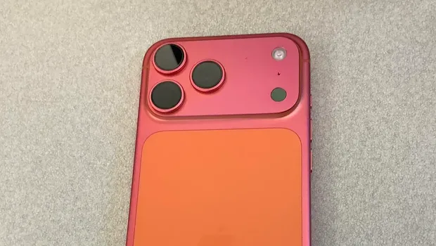 Pembaruan iPhone 17 Pro Max Oranye yang Berubah Menjadi Emas Mawar. (Dok. reddit.com/r)