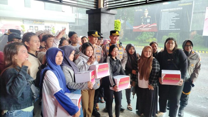 Pemberian paket sembako kepada para buruh di Polresta Malang Kota