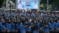 Pegawai Pemerintah dengan Perjanjian Kerja (PPPK) berfoto sebelum mengikuti pelantikan di Kota Serang, Banten, Kamis (23/10/2025). Pemerintah Kota Serang melantik sebanyak 3.809 orang PPPK formasi tahun 2024 tahap II dan PPPK paruh waktu sebagai upaya dalam penataan tenaga kerja honorer non-ASN dan menjamin kesejahteraan pegawai. ANTARA FOTO/Muhammad Bagus Khoirunas