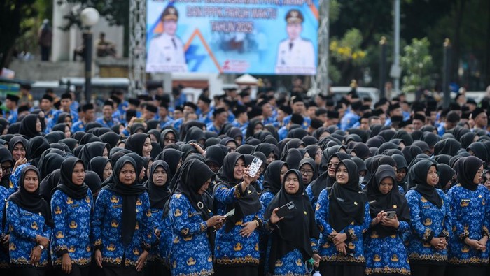 Pemkot Serang Lantik 3.809 Pegawai PPPK Pegawai Pemerintah dengan Perjanjian Kerja (PPPK) mengikuti prosesi pelantikan di Kota Serang, Banten, Kamis (23/10/2025). Pemerintah Kota Serang melantik sebanyak 3.809 orang PPPK formasi tahun 2024 tahap II dan PPPK paruh waktu sebagai upaya dalam penataan tenaga kerja honorer non-ASN dan menjamin kesejahteraan pegawai. ANTARA FOTO/Muhammad Bagus Khoirunas