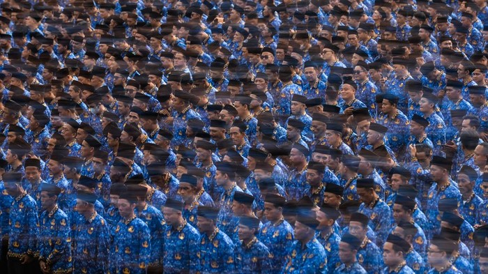 Pemkot Serang Lantik 3.809 Pegawai PPPK Pegawai Pemerintah dengan Perjanjian Kerja (PPPK) mengikuti prosesi pelantikan di Kota Serang, Banten, Kamis (23/10/2025). Pemerintah Kota Serang melantik sebanyak 3.809 orang PPPK formasi tahun 2024 tahap II dan PPPK paruh waktu sebagai upaya dalam penataan tenaga kerja honorer non-ASN dan menjamin kesejahteraan pegawai. ANTARA FOTO/Muhammad Bagus Khoirunas