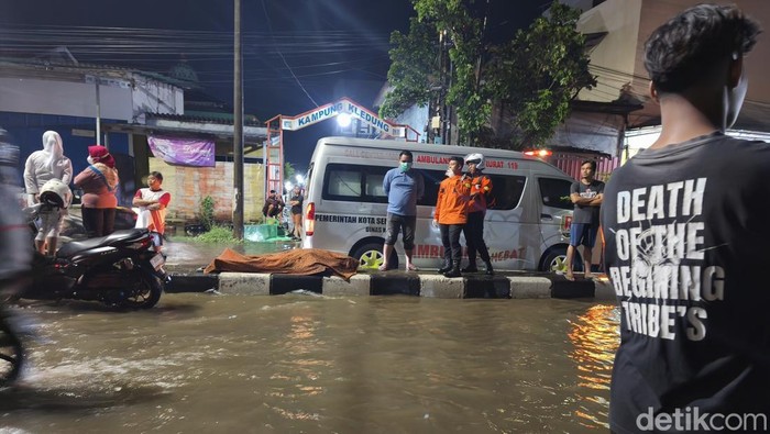 Korban meninggal dunia usai jatuh dan kejang di Jalan Wolter Monginsidi, Kecamatan Genuk, Kota Semarang.