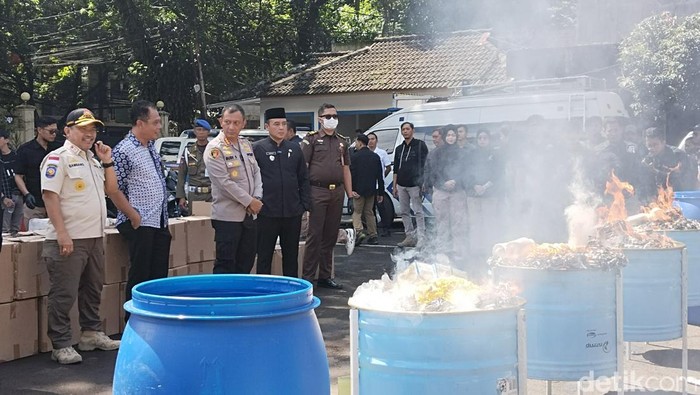 Pemusnahan 2,7 juta obat-obatan terlarang yang siap edar di Bandung. Pemusnahan 2,7 juta obat-obatan terlarang yang siap edar di Bandung.