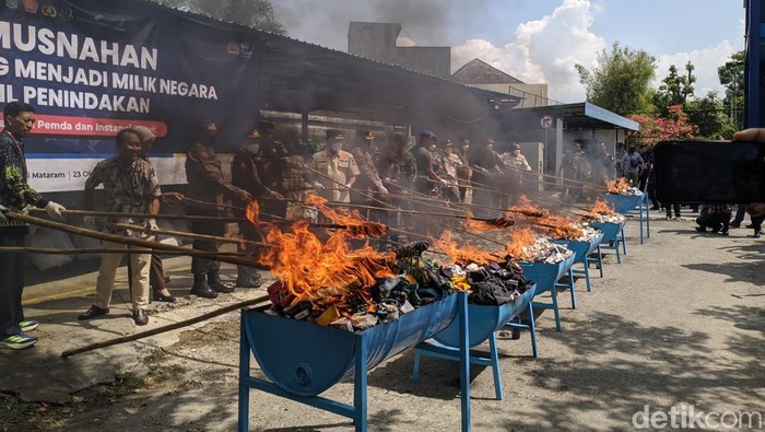 Pemusnahan puluhan eksemplar komik porno hingga jutaan batang rokok ilegal hasil sitaan petugas di Kantor Bea Cukai Mataram, NTB, Kamis (23/10/2025). (Foto: Ahmad Viqi/detikBali)
