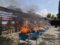 Bea Cukai Mataram Bakar Komik Porno-Rokok Ilegal Senilai Rp 11,29 Miliar