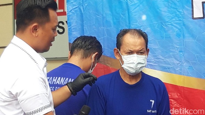Tampang kakek yang mencabuli cucunya sendiri saat dihadirkan dalam rilis pers di Polres Boyolali, Kamis (23/10/2025).