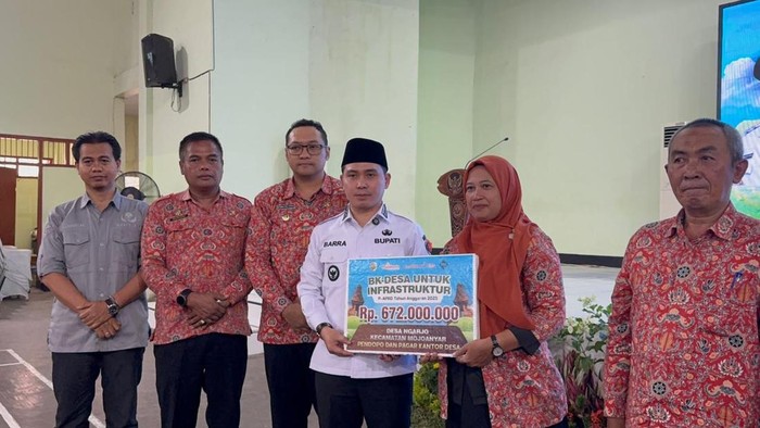 Penyerahan BK Desa oleh Bupati Mojokerto